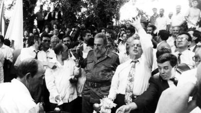 Fraga prepara una queimada a Fidel Castro en L&aacute;ncara (Lugo), lugar de origen de la familia del l&iacute;der cubano, en 1994.