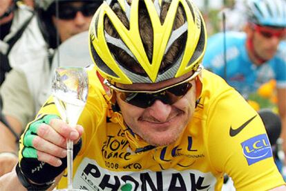 Floyd Landis brinda por su victoria con una copa de champán.