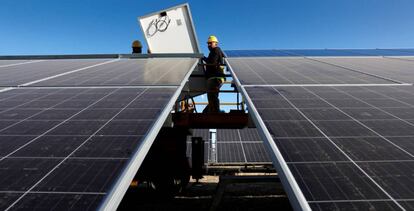 Dos trabajadores, en una planta fotovoltaica de Iberdrola en Badajoz.