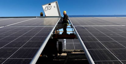 Dos trabajadores, en una planta fotovoltaica de Iberdrola en Badajoz.