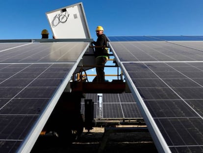 Dos trabajadores, en una planta fotovoltaica de Iberdrola en Badajoz.