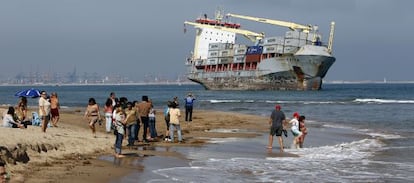 Uno de los barcos encallados la semana pasada frente a la playa de El Saler en Valencia.