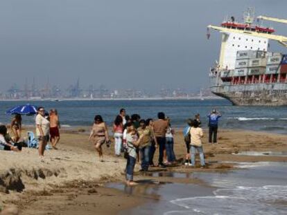 Uno de los barcos encallados la semana pasada frente a la playa de El Saler en Valencia.