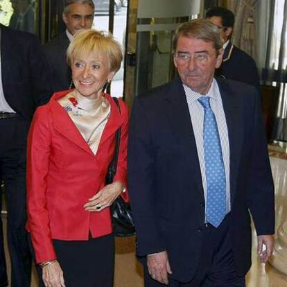 María Teresa Fernández de la Vega, vicepresidenta primera del Gobierno, y Alejandro Echevarría, presidente de Uteca.