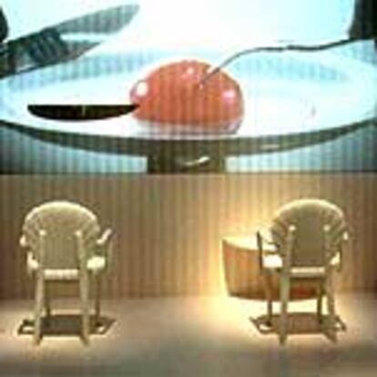 'Canon on the table', una instalación de Kaoru Motomiya sobre los hábitos alimenticios de la sociedad actual.