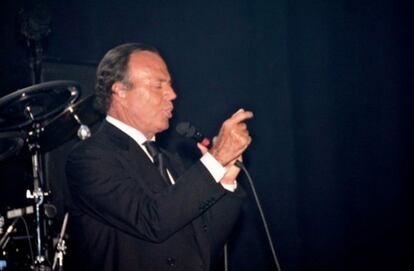 Julio Iglesias, actuando en Malabo el pasado lunes.