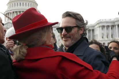 La actriz y activista Jane Fonda se abraza al actor Joaquin Phoenix, este viernes junto al Capitolio de EEUU.