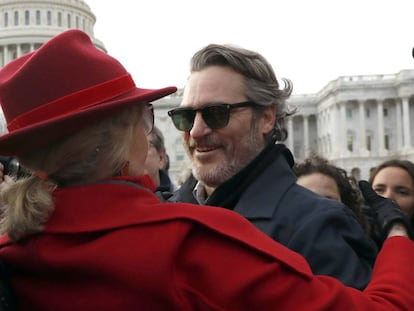 La actriz y activista Jane Fonda se abraza al actor Joaquin Phoenix, este viernes junto al Capitolio de EEUU.
