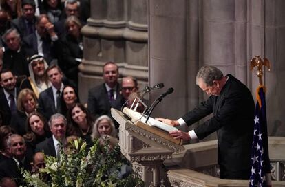 El ex presidente George W. Bush, durante su discurso en el funeral, en la Catedral Nacional de Washington.