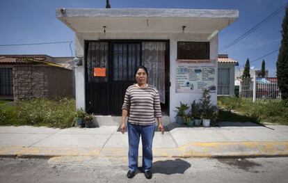 Antonina López, frente a su casa y negocio en La Trinidad (Estado de México).