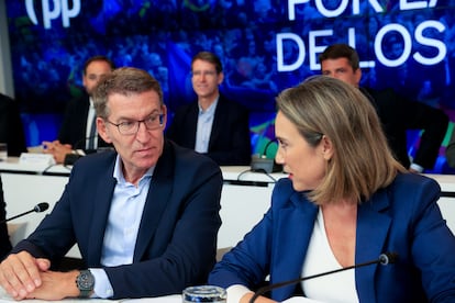 Alberto Núñez Feijóo y Cuca Gamarra, este lunes durante la reunión de la Junta Directiva Nacional del PP en Madrid.