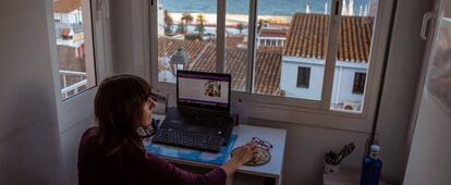 Una mujer teletrabaja durante el estado de alarma decretado por el Gobierno por la crisis del coronavirus.