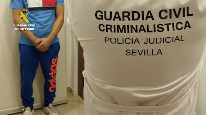 Uno de los detenidos por el doble asesinato en Osuna en agosto de 2023 en una de las instalaciones de la Guardia Civil. / MINISTERIO DEL INTERIOR