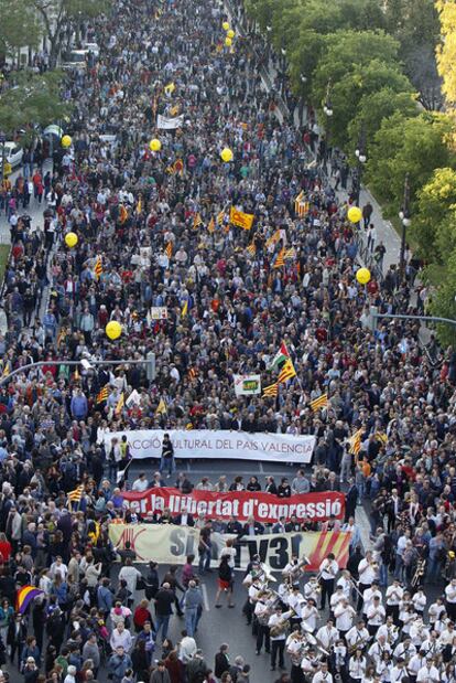 La manifestación, junto a las torres de Serranos.