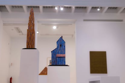 Obra expuesta del pintor Alfredo Alcain en la Sala Alcalá 31, Madrid.