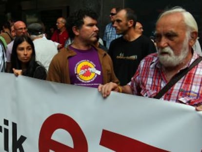 Vista de la concentración convocada por ELA y LAB para denunciar los últimos accidentes laborales.