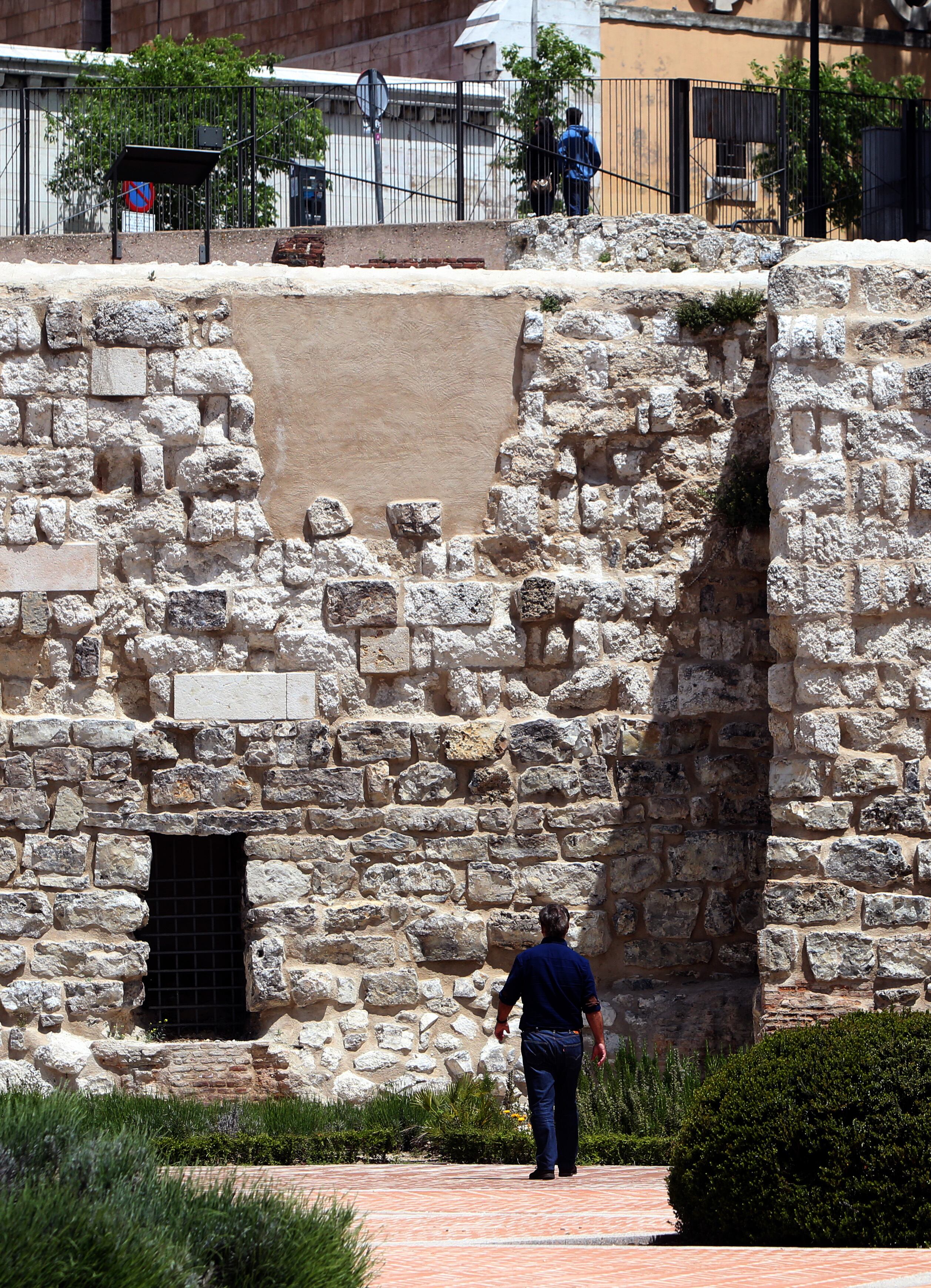 Restos de la muralla árabe en la Cuesta de la Vega, en Madrid.