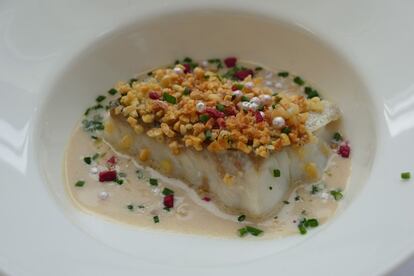 Segundo plato principal. Bacalao con corteza de almendras y crema de coco.