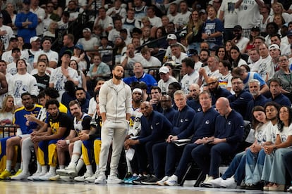 Stephen Curry presencia desde la banca el quinto juego de la serie.