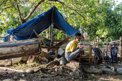 “Aquí ya no hay peces”, dice Alwi, un pescador de 78 años de Tapunggaya. En este pueblo, al norte de Konawe, hay un yacimiento minero de níquel. El hombre, sentado junto a su cabaña, añade: “Los niños también sufren problemas respiratorios debido a la grave contaminación del aire que hay aquí. Es muy molesto vivir en un lugar cercano a los emplazamientos mineros. Los residuos y la contaminación de la minería nos han ido matando poco a poco”.