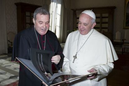 Monseñor Iceta comenta con el Papa Francisco el libro que le regaló en su visita.