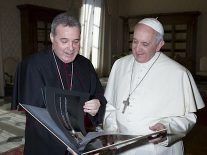 Monseñor Iceta comenta con el Papa Francisco el libro que le regaló en su visita.