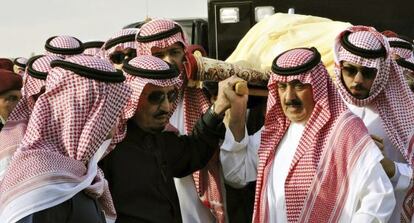 El rey Salman (segundo por la izquierda) traslada junto a familiares los restos del difunto Abdal&aacute;, este viernes en Riad. 