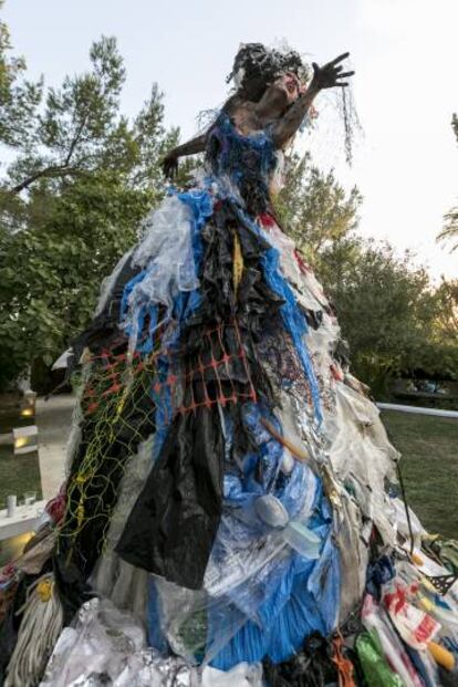 'Performance' titulada 'La isla de la basura', vestuario realizado con residuos plásticos.
