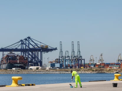El puerto de Valencia, co las grúas y los contenedores al fondo.