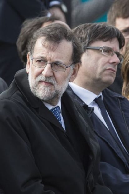 Rajoy i Puigdemont, durant l'homenatge a les víctimes de Germanwings.