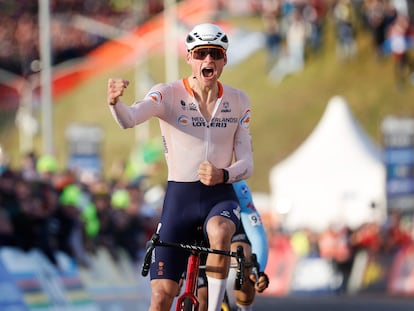 Van der Poel cruza la meta por delante de Van Aert.