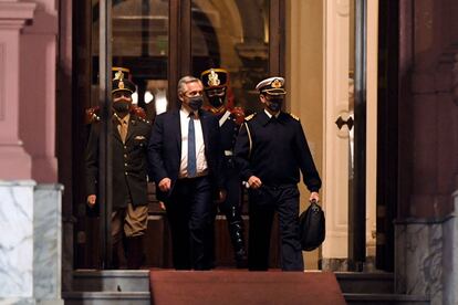 El presidente argentino, Alberto Fernandez, al abandonar la Casa Rosada este miércoles.