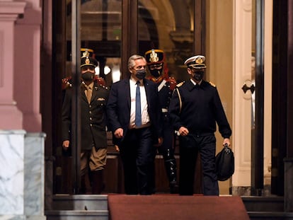 El presidente argentino, Alberto Fernandez, al abandonar la Casa Rosada este miércoles.