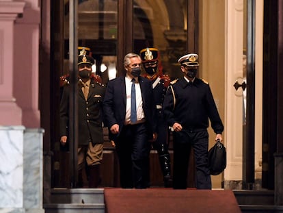 O presidente argentino, Alberto Fernández, ao deixar a Casa Rosada nesta quarta-feira.