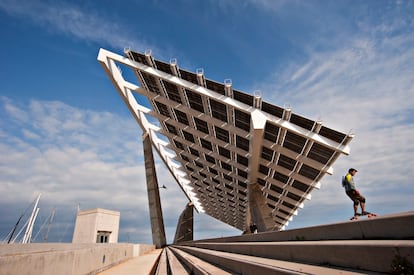 Pérgola fotovoltaica en el Forum de Barcelona.