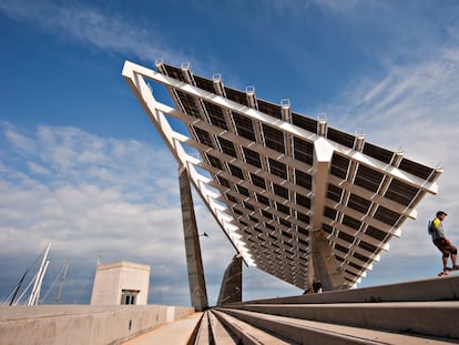 Pérgola fotovoltaica en el Forum de Barcelona.