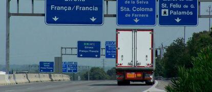 Un camión transita por la autopista catalana AP-7.