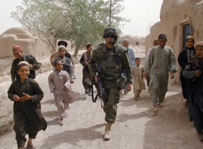 Un soldado canadiense patrulla en Qadzi Kariz, Afganistán, una zona donde se detectó la presencia de Al Qaeda.