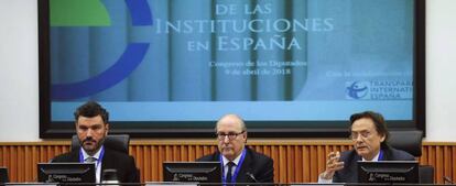 Víctor Lapuente, coordinador del estudio de la transparencia de las instituciones españolas, junto a John de Zulueta (en el centro), presidente del Círculo de Empresarios, y Jesús Lizcano, responsable de Transparencia Internacional en España.