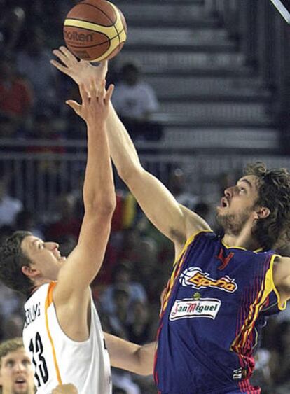 Pau Gasol lucha un balón con el alemán Patric Femerling