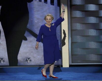 La ex secretaria de Estado, Madeleine Albright, saluda a los asistentes.
