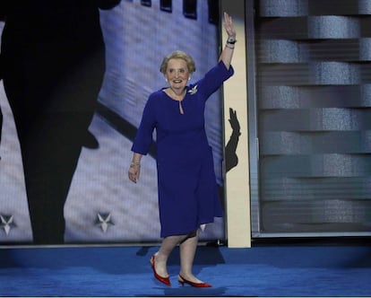 La ex secretaria de Estado, Madeleine Albright, saluda a los asistentes.