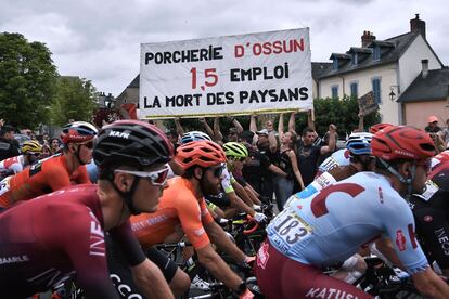 Una manifestación retrasa el comienzo de la decimocuarta jornada del Tour de Francia en Tarbes.