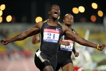 Justin Gatlin, exultante después de batir el récord del mundo de los 100 metros ayer en Doha.