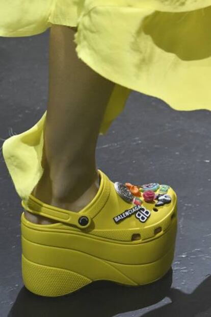 Los crocs con plataformas formaron parte del desfile de Demna Gvasalia para Balenciaga..