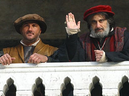 Al Pacino, saludando, en un momento del rodaje de <i>El mercader de Venecia,</i> ayer en la ciudad de los canales.