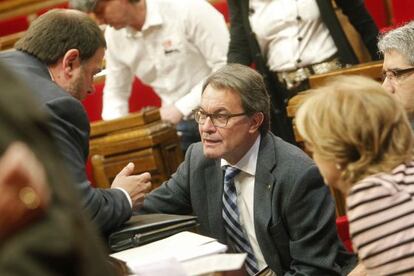 Artur Mas charla con Oriol Junqueras, Rigau y Homs en el Parlament