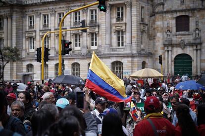 Cientos de ciudadanos congregados en el centro de Bogotá, durante la manifestación de este martes convocada por Gustavo Petro.  