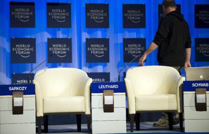 Un trabajador ultima preparativos en el Centro de Congresos un día antes de la inauguración de la 40ª edición del Foro de Davos.