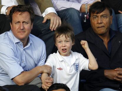 El primer ministro David Cameron con su hijo Arthur.